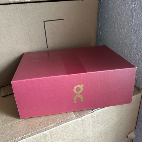 On Running empty Shoe Box in Red and Gold - Picture 1 of 11